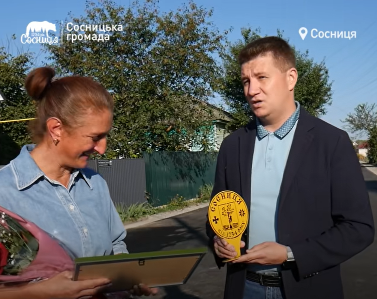 У Чернігівській області мама загиблого військового заасфальтувала дорогу на вулиці, яка носить імʼя її сина