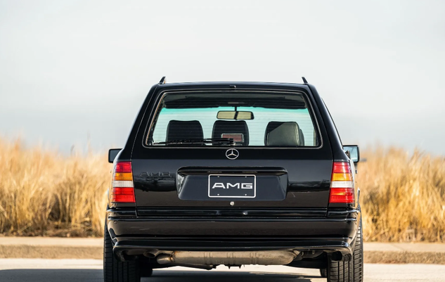 Единственный экземпляр: на продажу выставили уникальный Mercedes-Benz 80-х (фото)