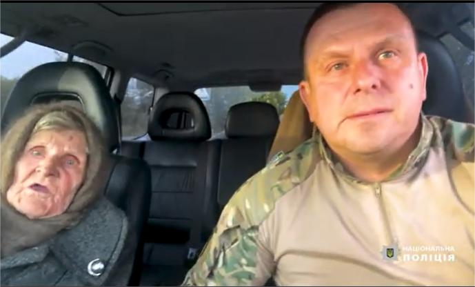 Зробила неможливе: 98-річна бабуся пройшла 10 км на двох палицях, щоб вибратись з окупації