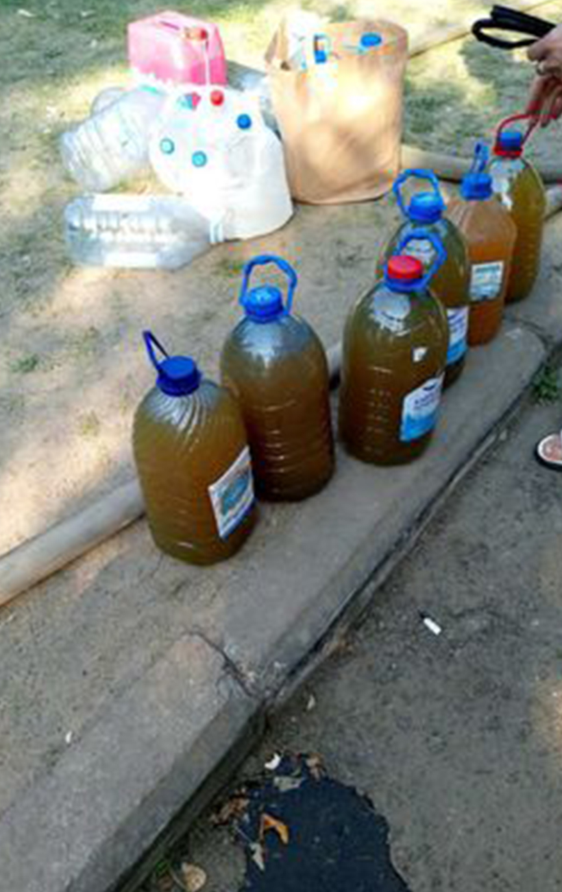 У Нікополі мешканці скаржаться на відсутність води, привозять натомість - коричневого кольору (фото)