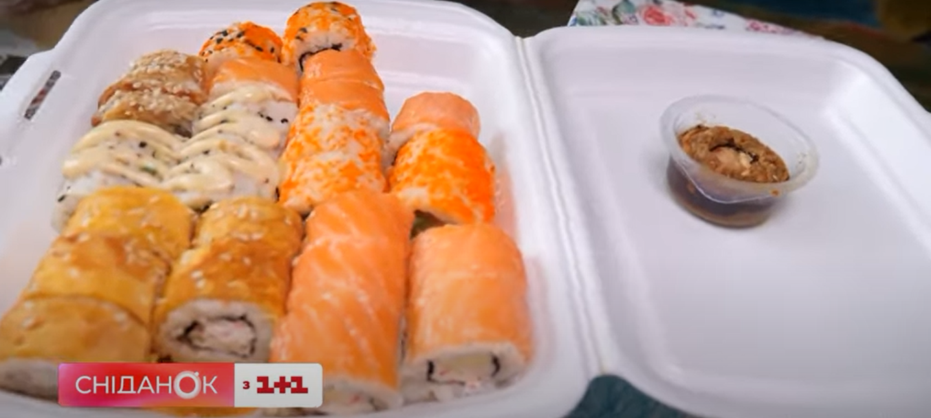 В Киеве девушка в роллах нашла таракана: как получить компенсацию (видео)