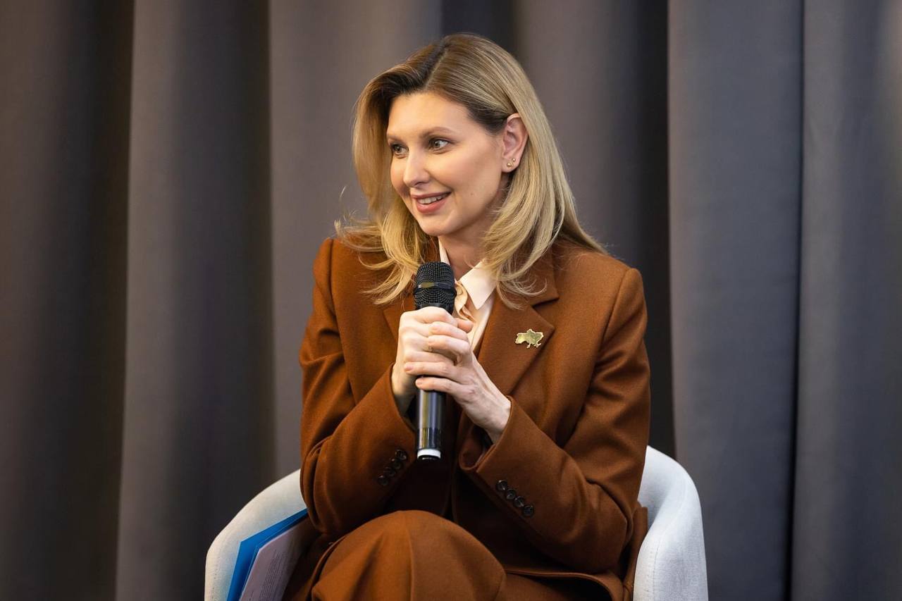 Колосья пшеницы и бриллианты. Какие броши выбирают первые леди Украины и США (фото)