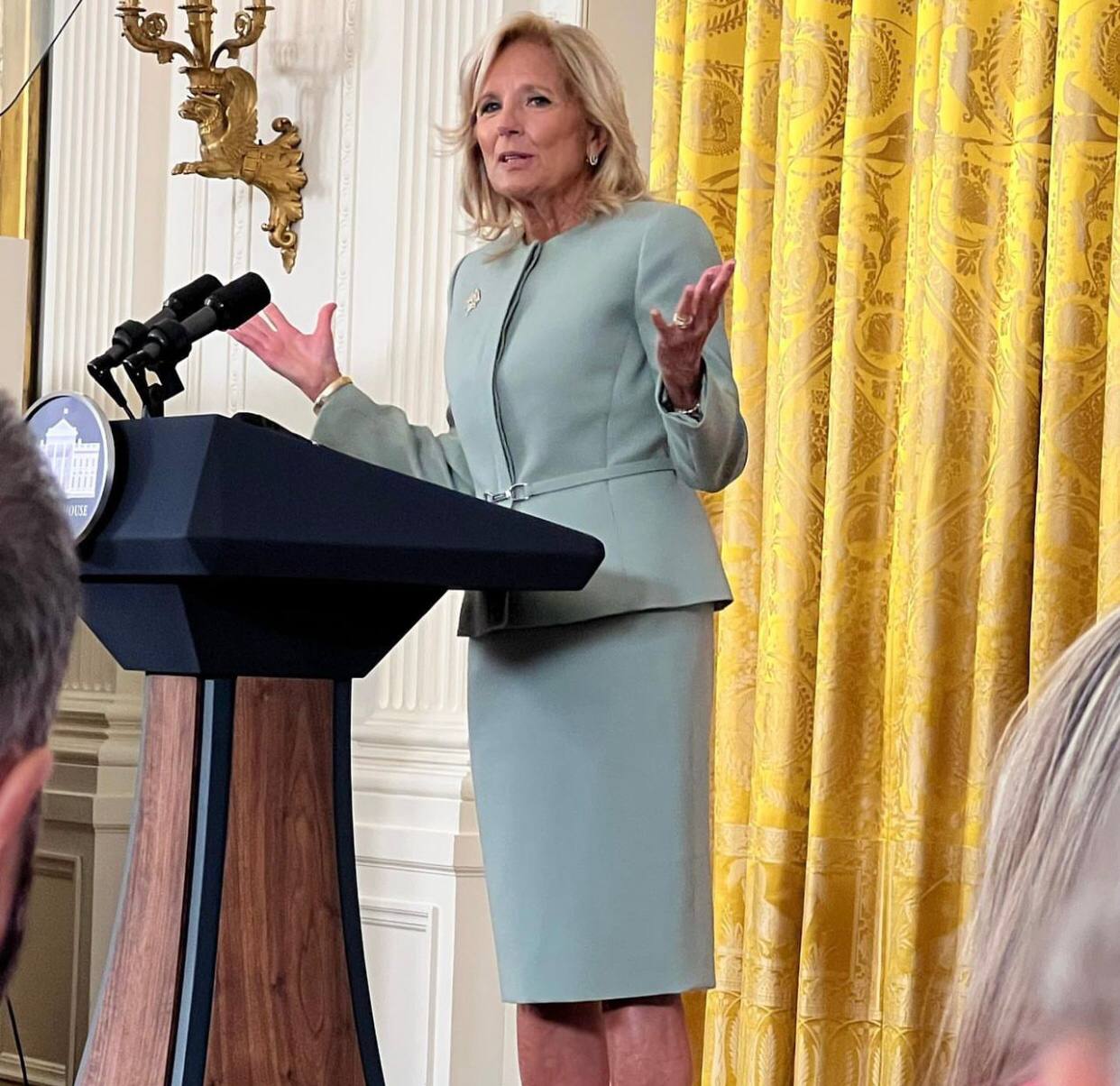 Колоски пшениці і діаманти. Які брошки обирають перші леді України і США (фото)