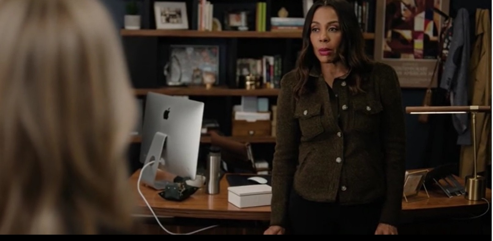 "В Украине гибнут люди". В популярном сериале "Утреннее шоу" всю серию посвятили Мариуполю