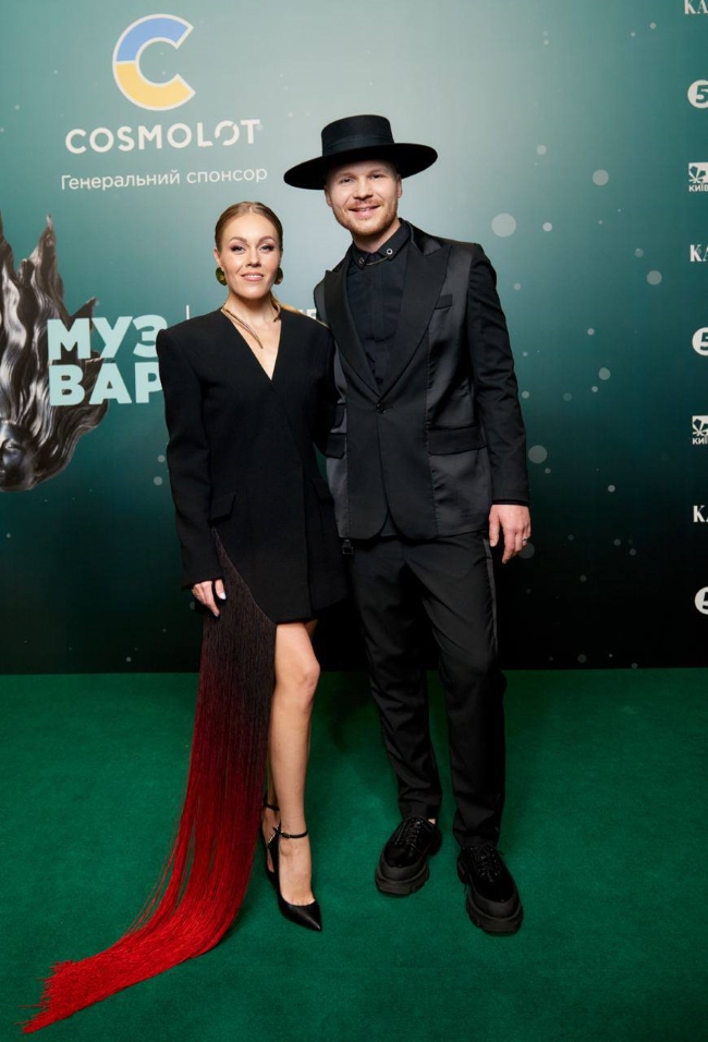 От платья из кусков до эко-кожи: в каких брендах звезды появились на премии MUZVAR AWARDS