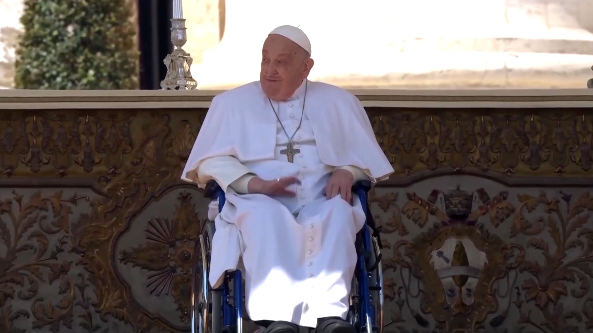 Папа Римський уперше з'явився на публіці після виписки з лікарні