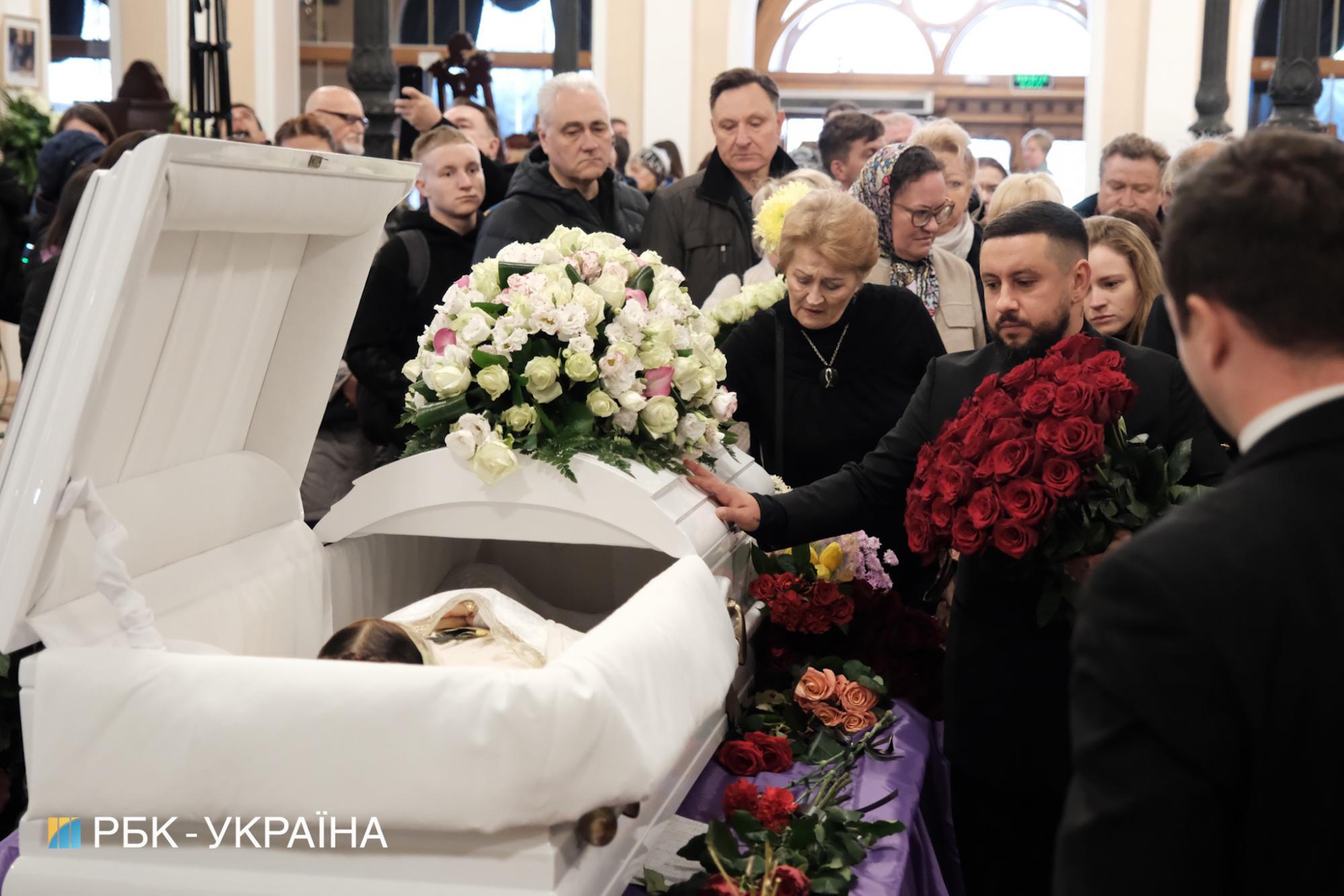 Украинские звезды и политики пришли отдать честь Нине Матвиенко: чувственные фото с церемонии прощания