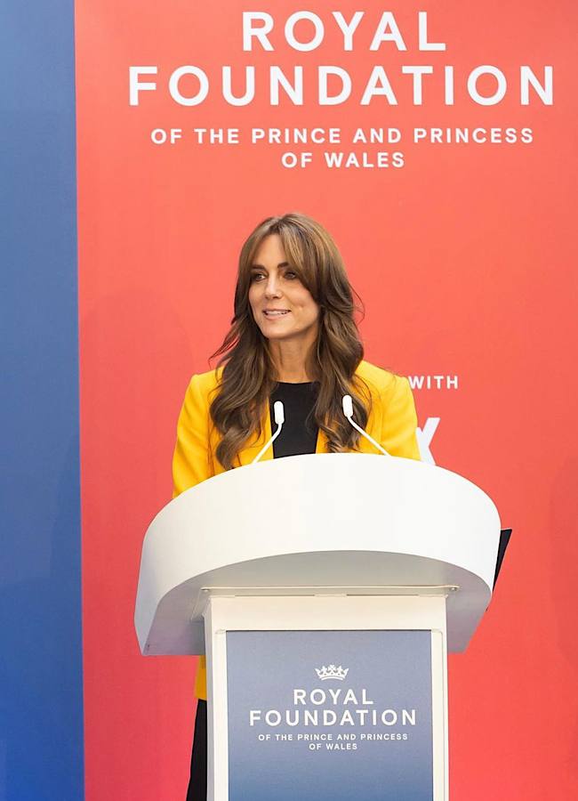 Кейт Міддлтон вийшла у світ в сонячному образі і сережках з трагічною історією (фото)