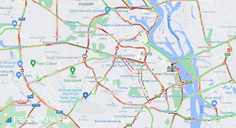 Первый снег и аварии на дорогах: Киев вечером остановился в пробках