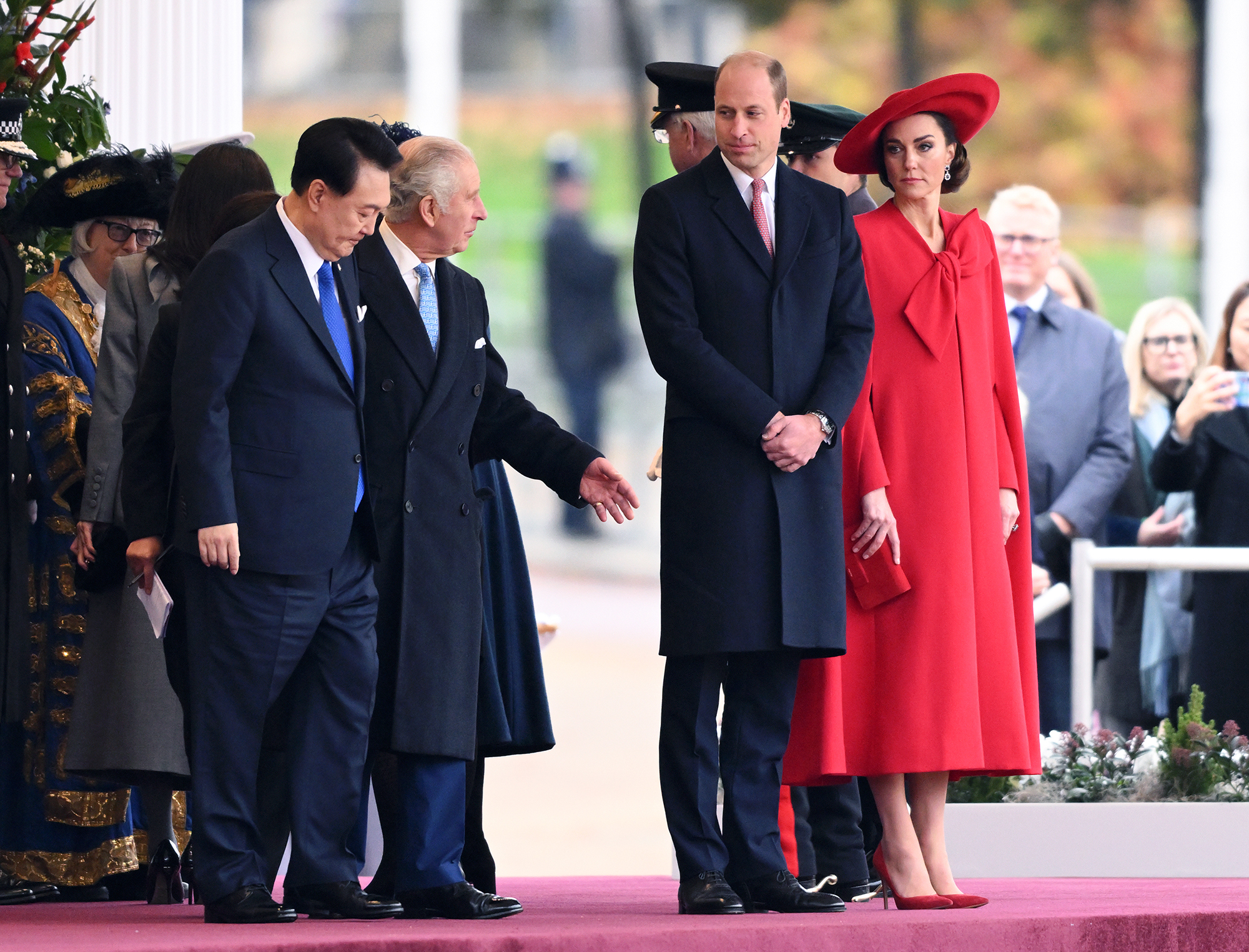 Кейт Міддлтон у яскравому образі зачарувала короля Чарльза III вдалим реверансом (відео)