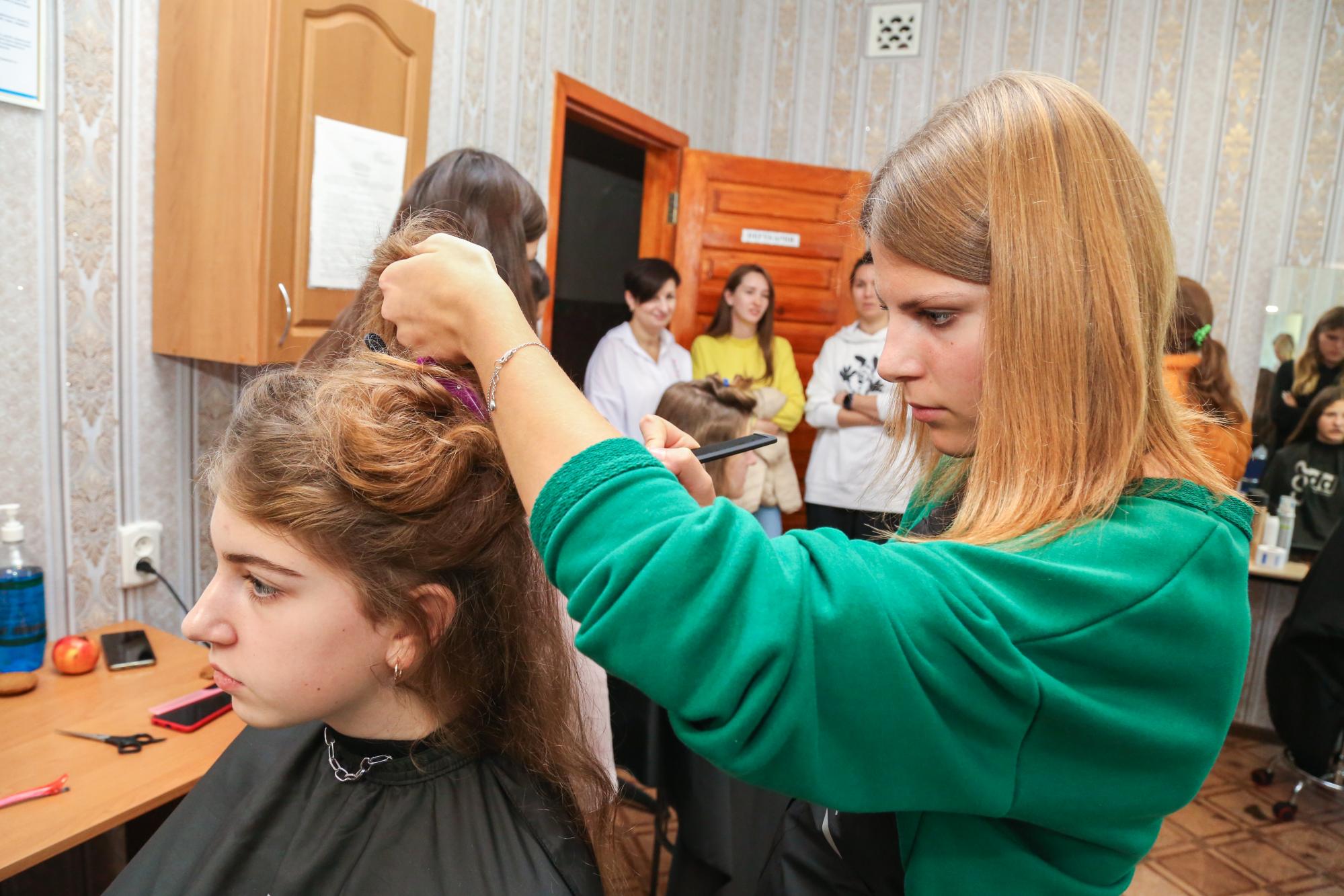 "Сергій цибульку наріже краще багатьох шеф-кухарів". Як в ліцеї у Борзні знедолених дітей вчать готувати і стригти (фото)