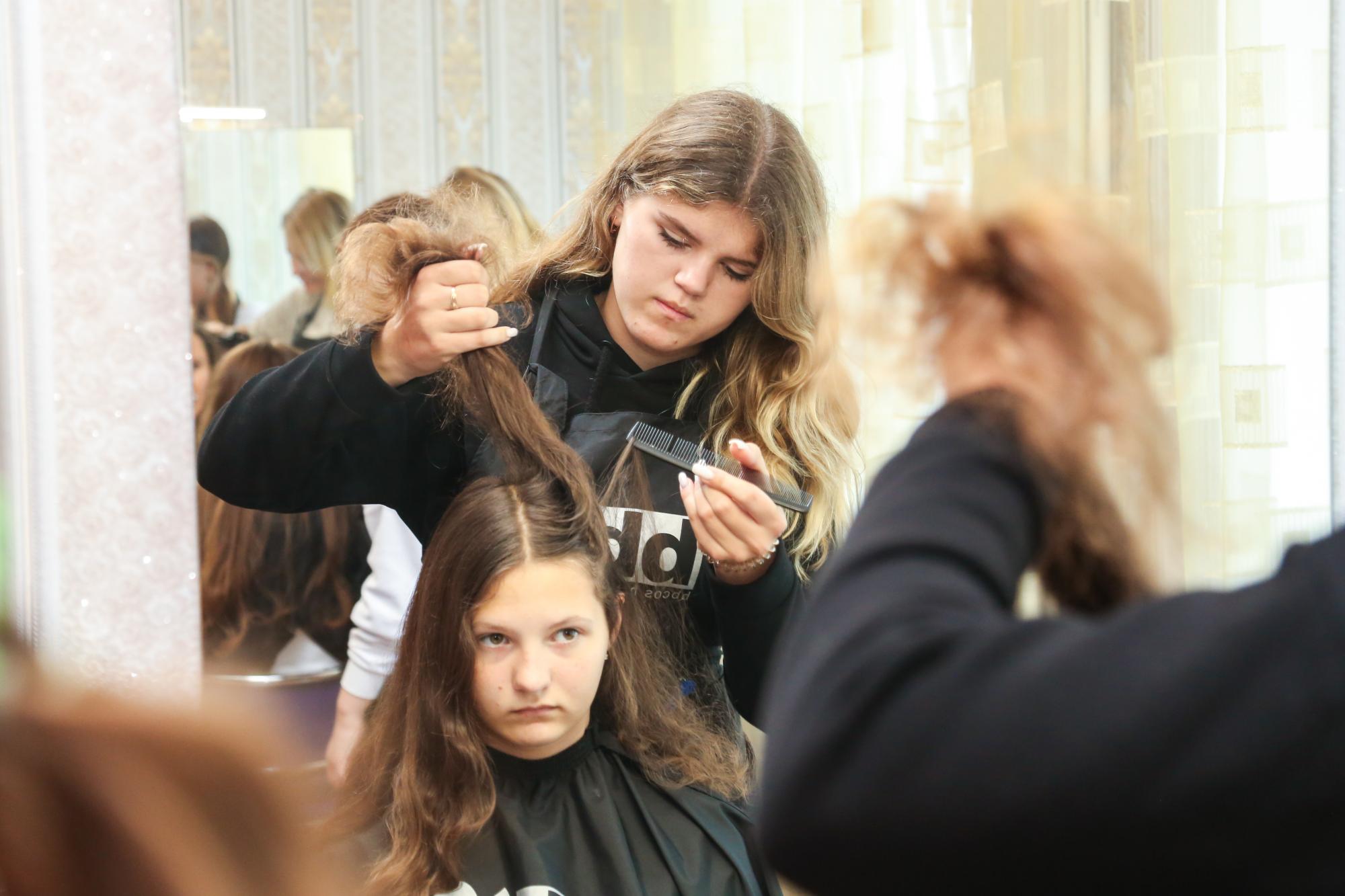 "Сергій цибульку наріже краще багатьох шеф-кухарів". Як в ліцеї у Борзні знедолених дітей вчать готувати і стригти (фото)