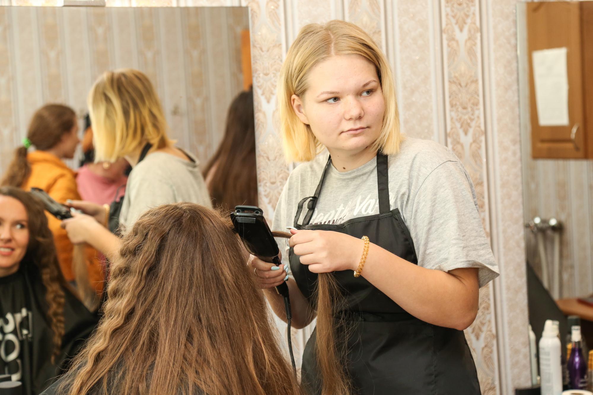 "Сергій цибульку наріже краще багатьох шеф-кухарів". Як в ліцеї у Борзні знедолених дітей вчать готувати і стригти (фото)