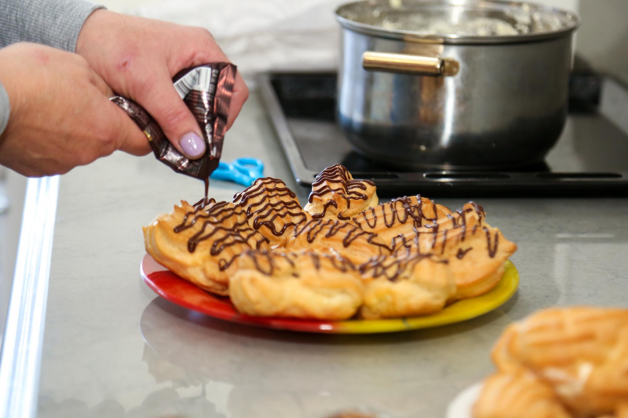 "Сергій цибульку наріже краще багатьох шеф-кухарів". Як в ліцеї у Борзні знедолених дітей вчать готувати і стригти (фото)