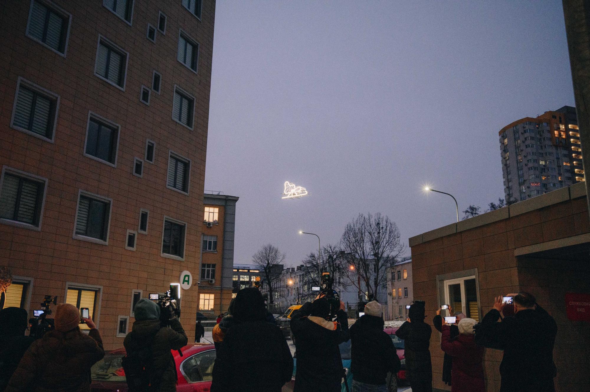 В небе над Киевом пролетели новогодние санки: реакция детей и взрослых на сказку (фото)