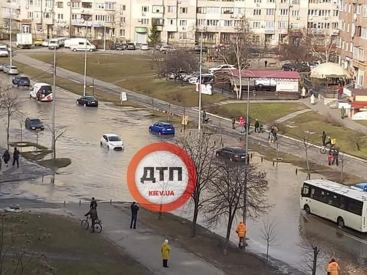 У Києві на Позняках через прорив труби затопило вулиці, проїзд обмежений
