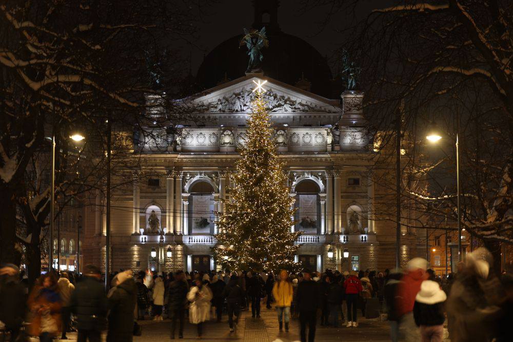 Замість верхівки протитанковий їжак. У Львові вже засяяла головна ялинка міста (фото)