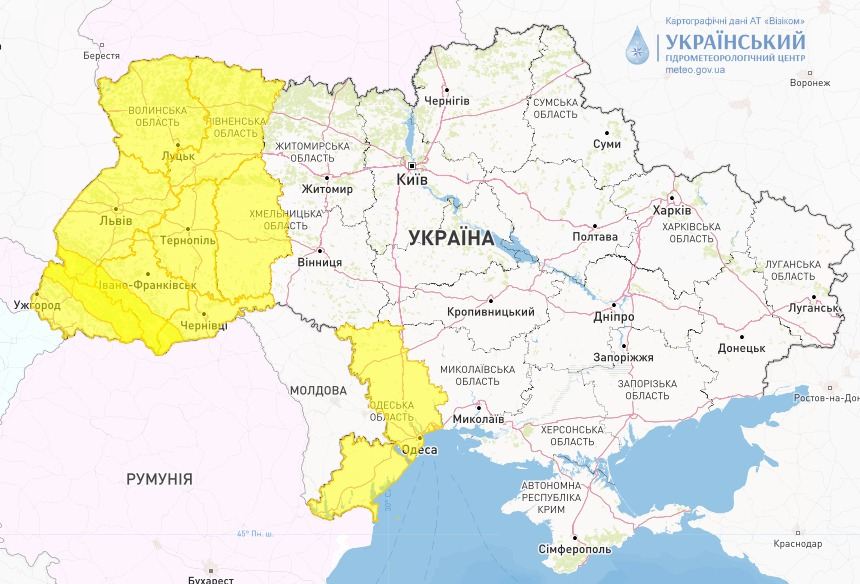 По усій країні мокрий сніг, місцями ожеледиця та сильний вітер: погода на завтра