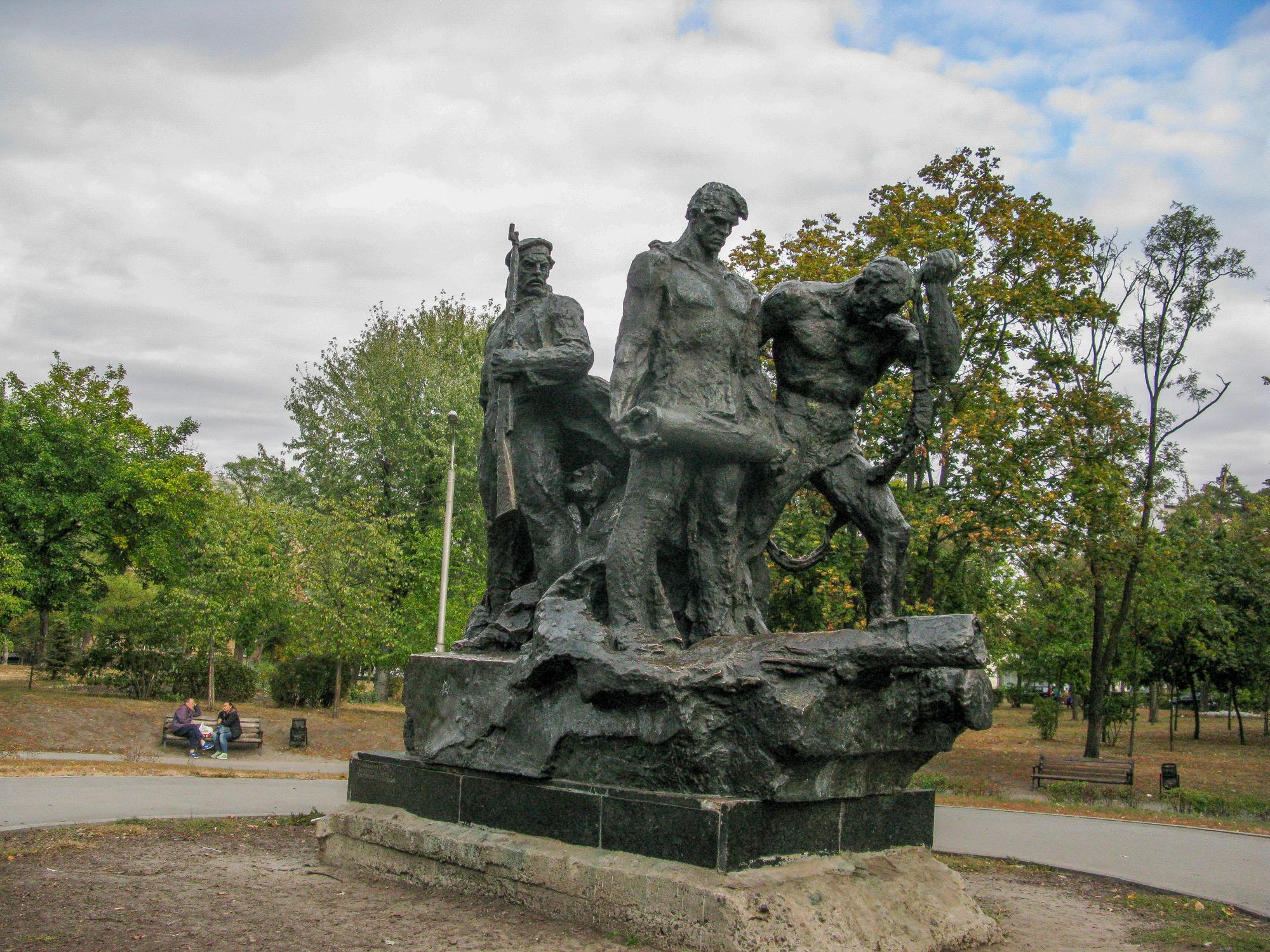 Работы много. Какие советские памятники все еще остаются в Киеве (видео)