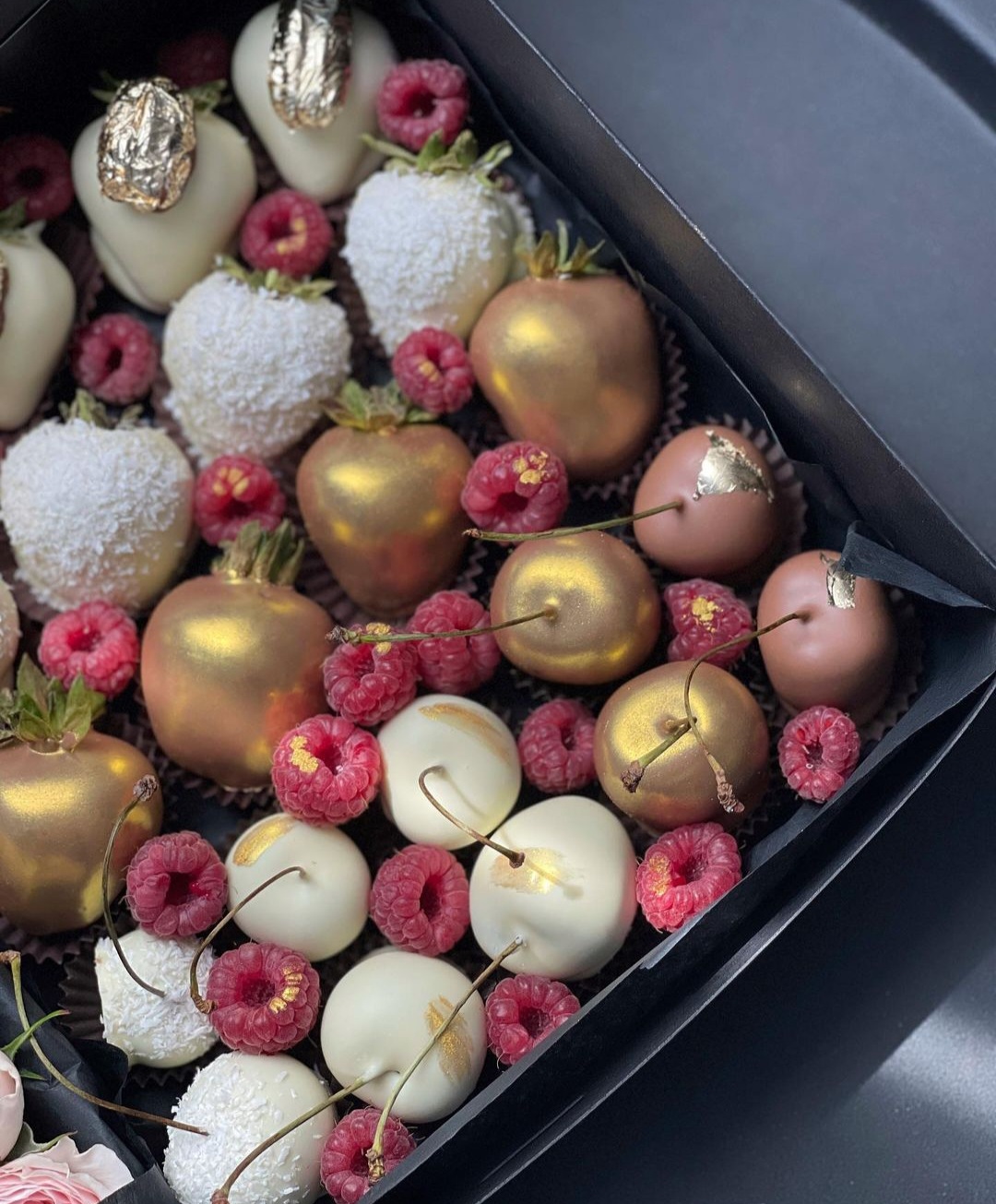 Бізнес на полуниці в шоколаді. Як 26-річна одеситка під обстрілами радує українців смаколиками