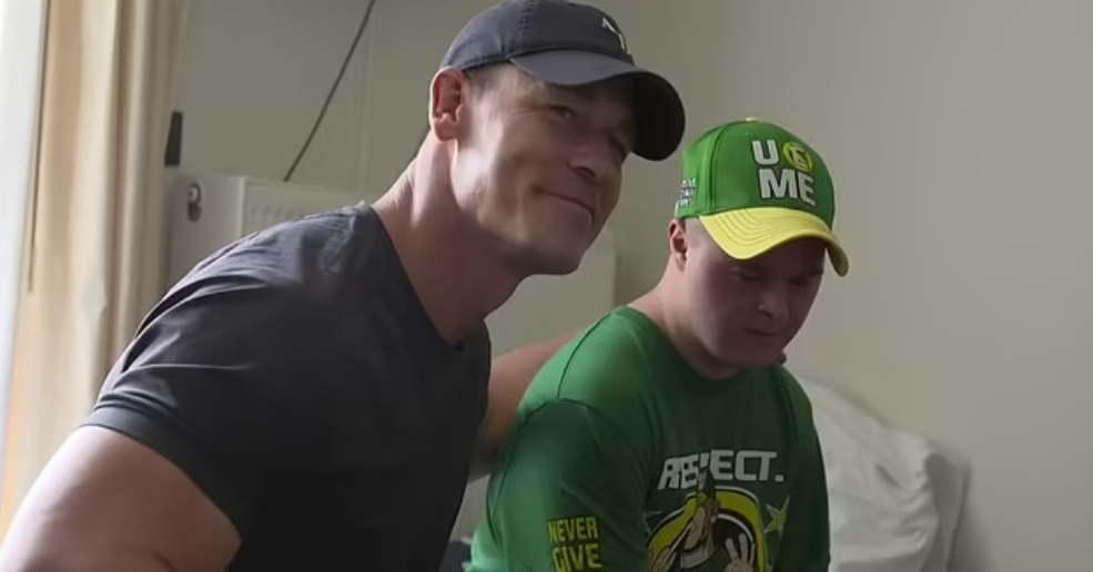 Известный американский рестлер встретился с фанатом из Мариуполя, дом которого разрушили россияне (видео)