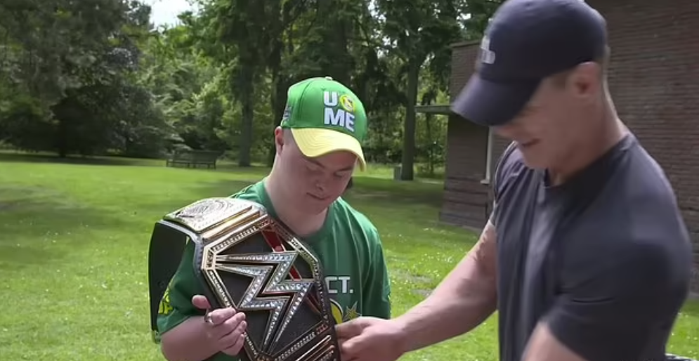 Известный американский рестлер встретился с фанатом из Мариуполя, дом которого разрушили россияне (видео)