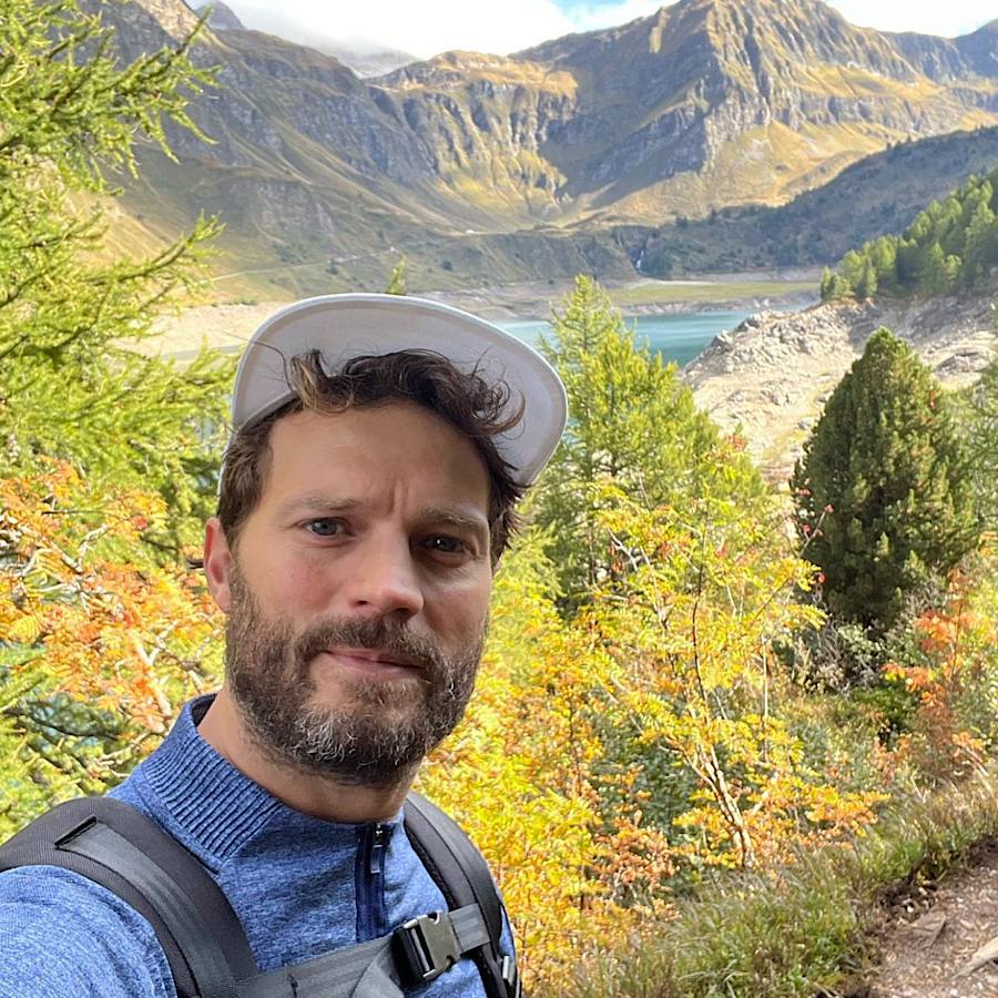 Зірка трилогії "50 відтінків сірого" Джеймі Дорнан потрапив у лікарню через напад гусениць: що відомо