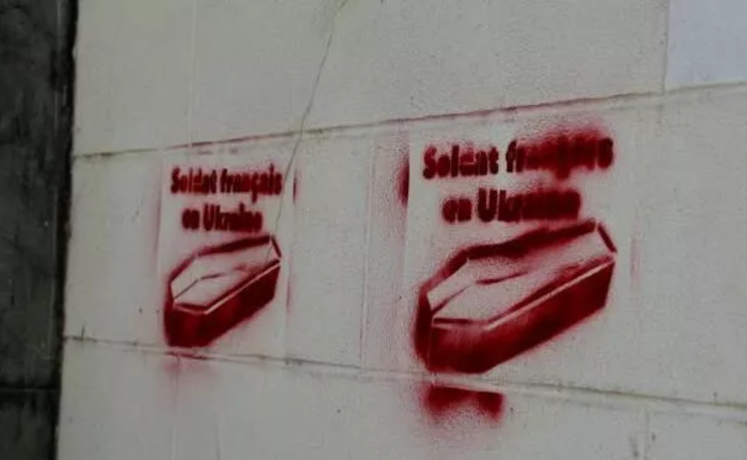 У Парижі винесли вирок молдаванам за графіті з трунами "солдатів Франції в Україні"
