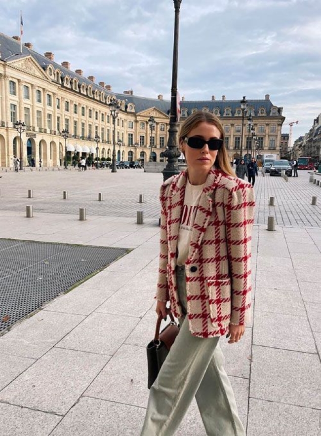 Стилістка назвала універсальні речі у клітинку: як їх носити (фото)