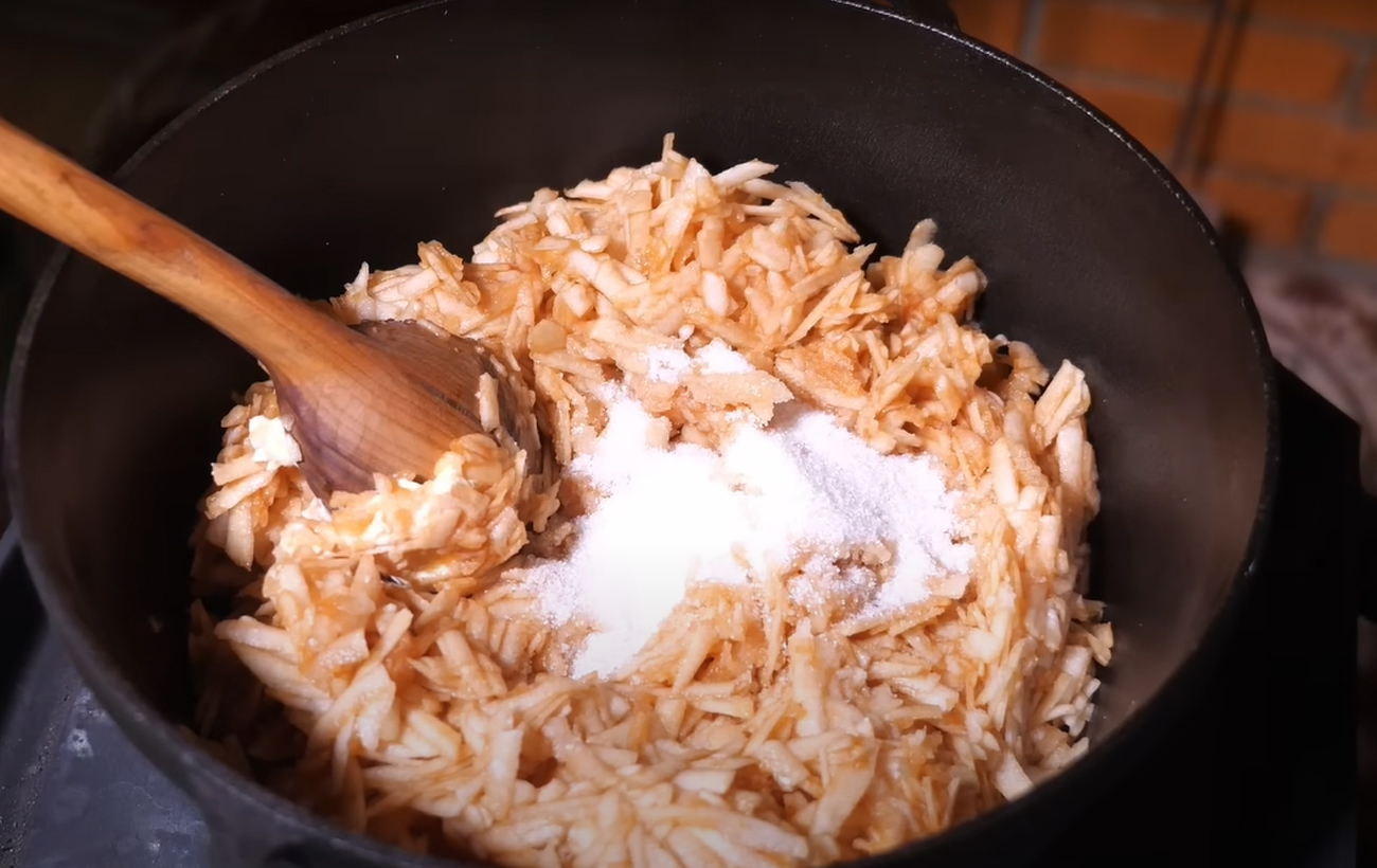 Яблочный пляцок на песочном тесте: вкусный десерт с Галичины, который тает во рту