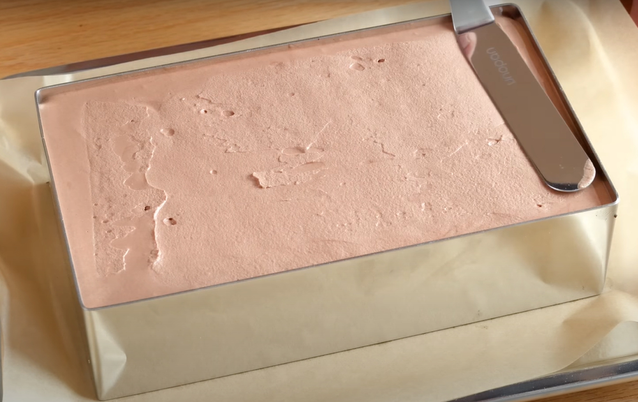 Ефектне тістечко з шоколадним мусом: простий рецепт без випікання