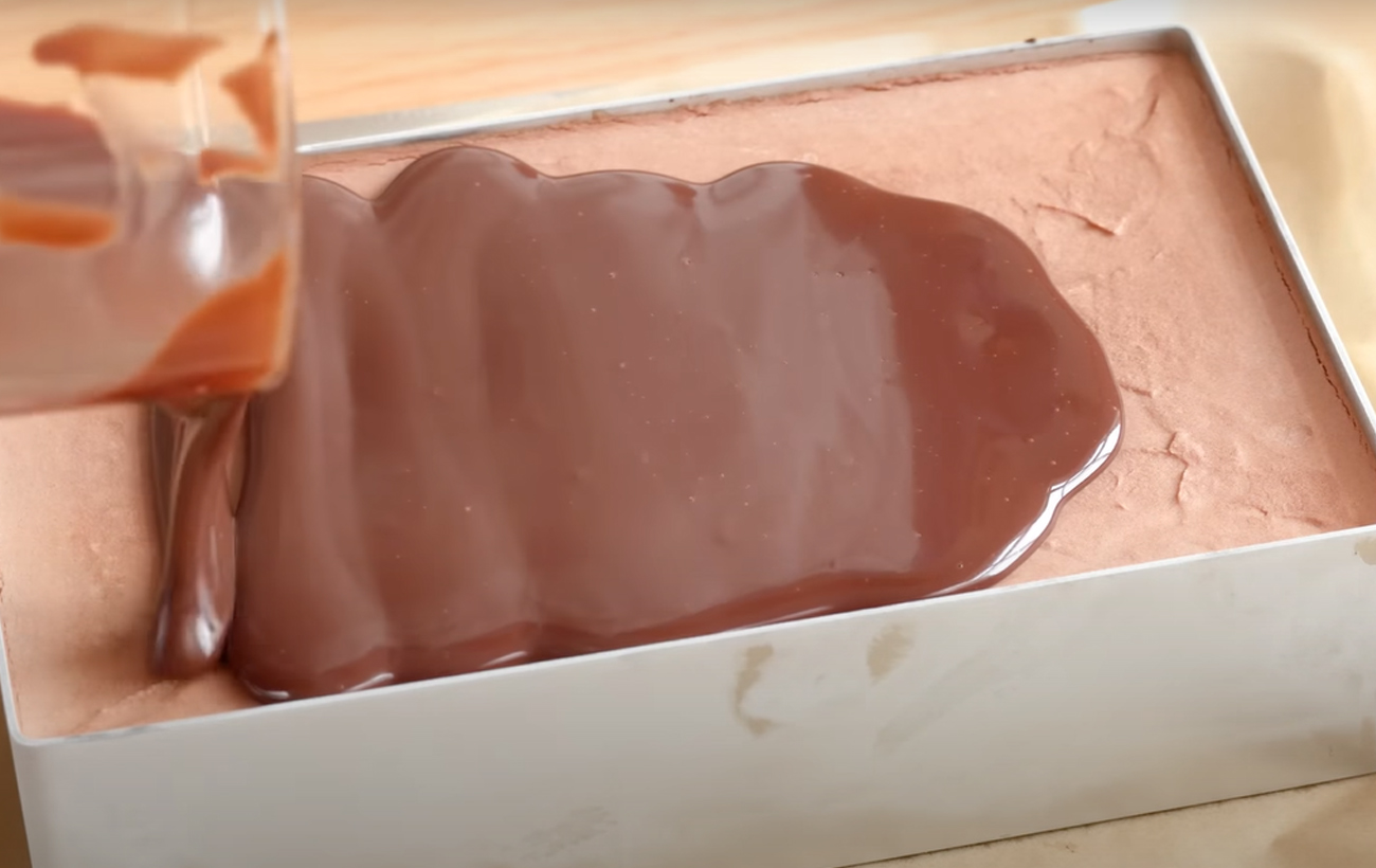 Ефектне тістечко з шоколадним мусом: простий рецепт без випікання