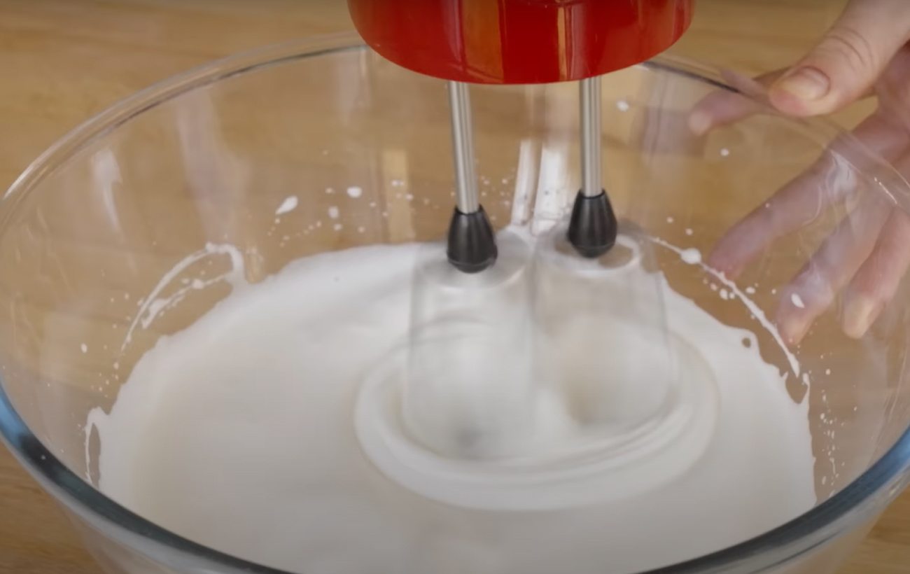 Ніжний кремовий десерт: швидкий рецепт крем-брюле з карамеллю (фото)