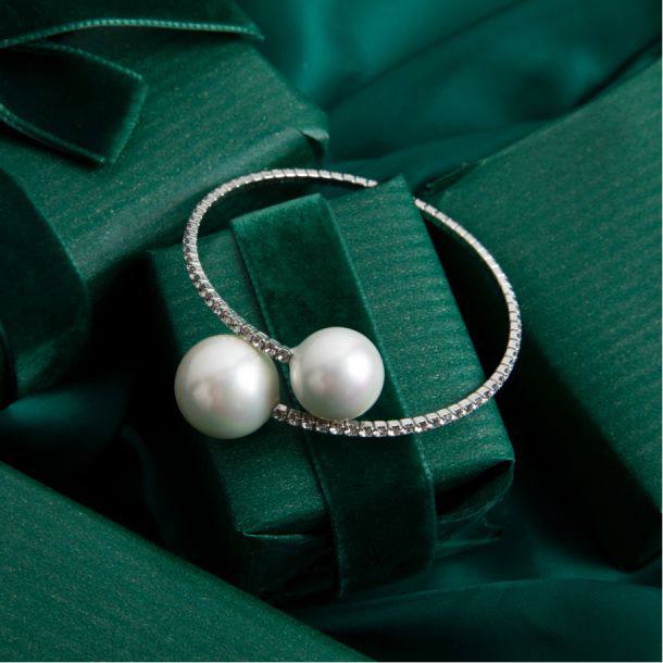 Букінгемський палац показав унікальну колекцію королівських напоїв, ювелірних виробів і не тільки