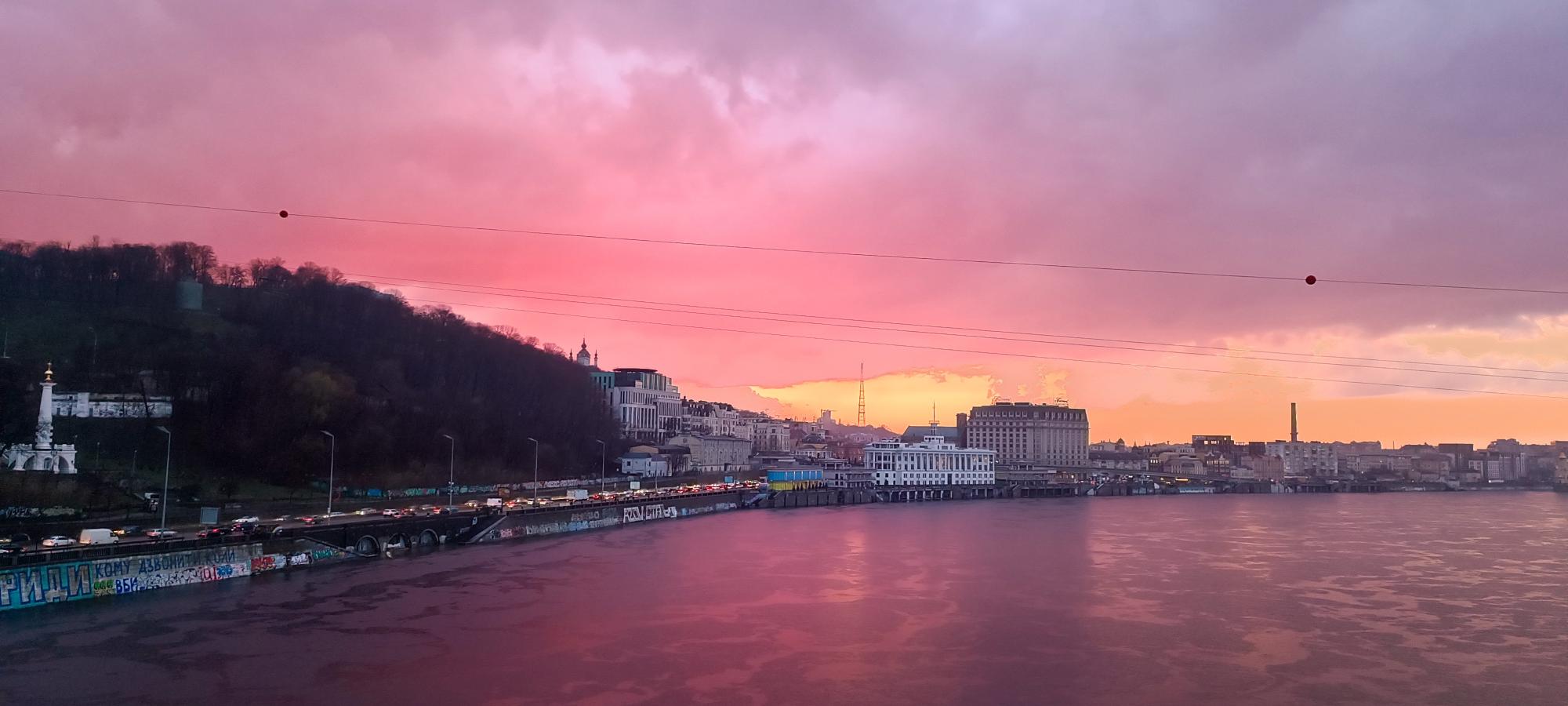 Над Киевом &quot;загорелось&quot; небо. Смотрите, что случилось после града (невероятные фото)