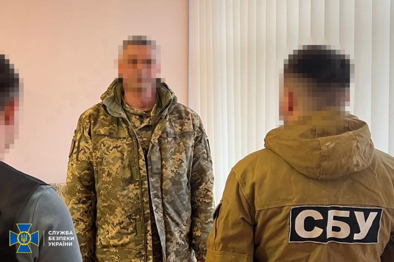 "Списывал" уклонистов с учета. В Чернигове на взятке поймали главу ВВК