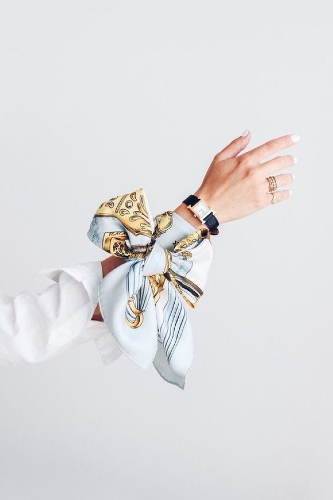 Стилистка сказала, как весной можно интересно носить платок