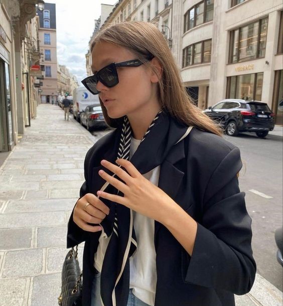 Стилистка сказала, как весной можно интересно носить платок