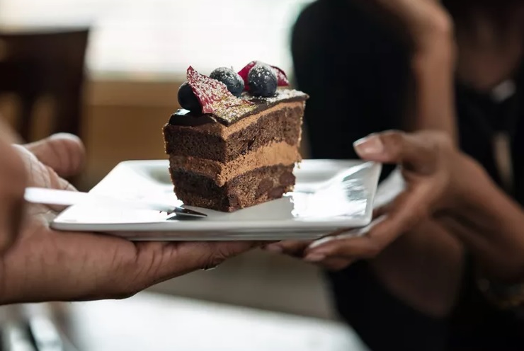 Его добавляют во многие продукты. Сколько сахара можно есть в день