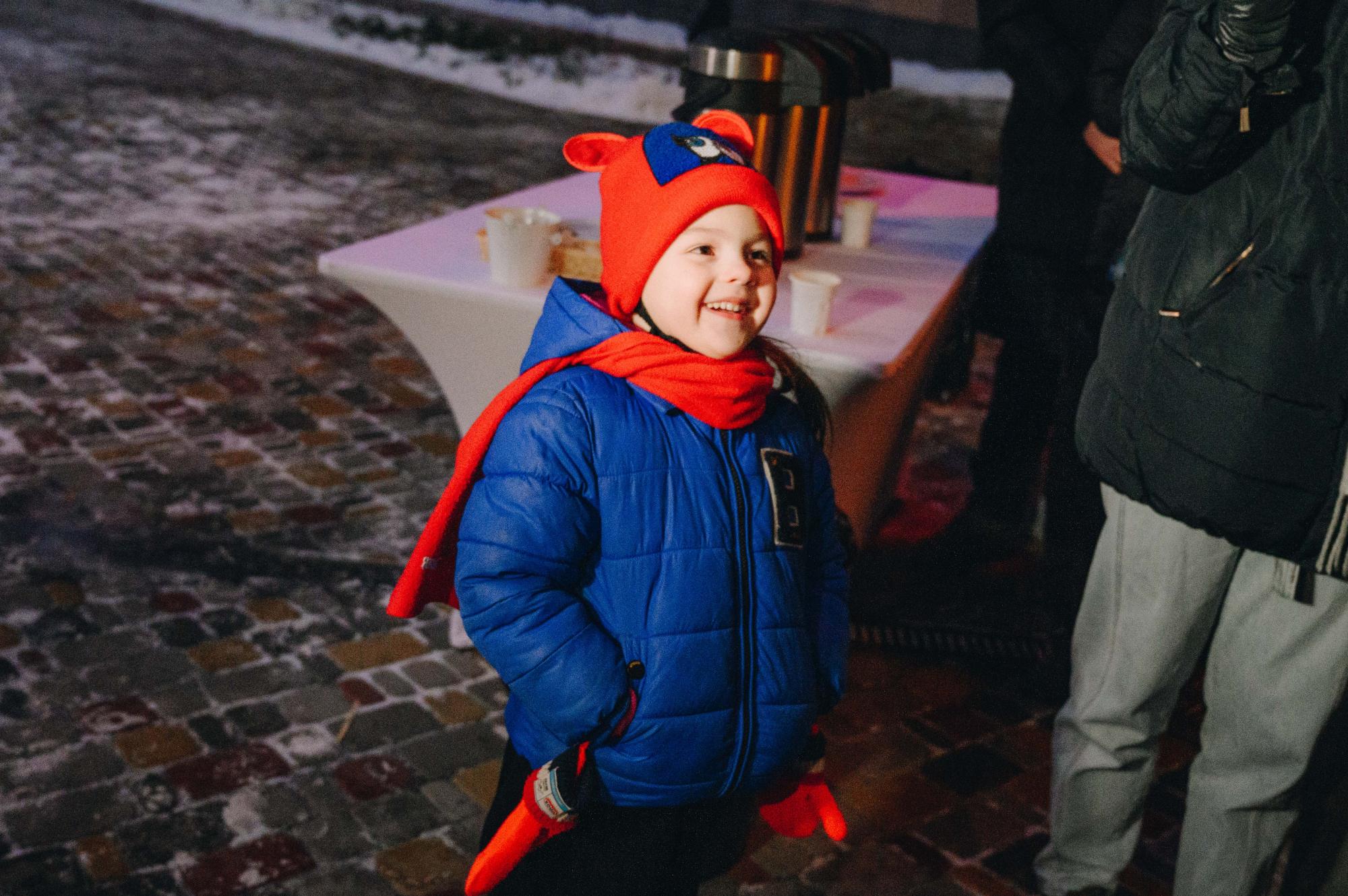 В небе над Киевом пролетели новогодние санки: реакция детей и взрослых на сказку (фото)