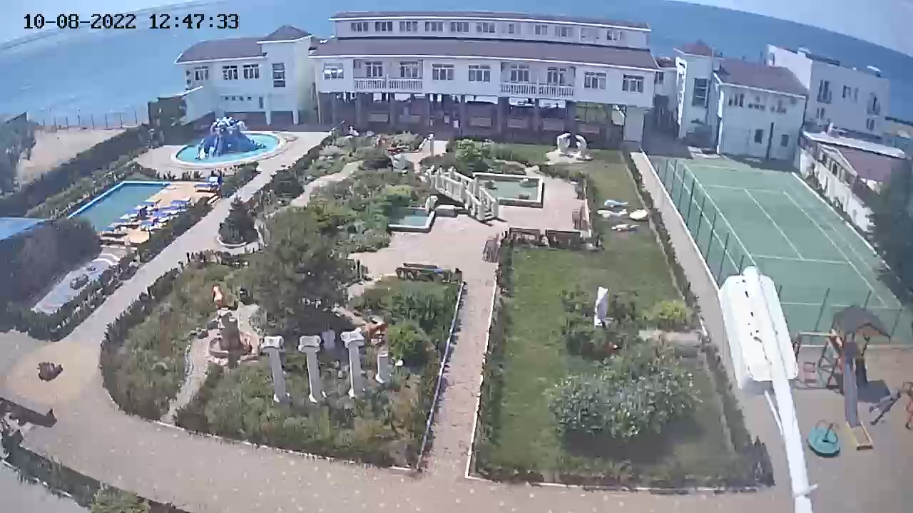 Пляжі порожні, але горілку продають: як виглядає Новофедорівка просто зараз