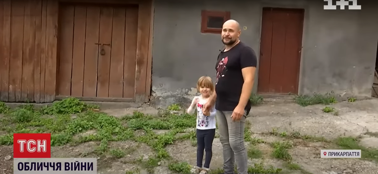 Українці придбали будинок для родини дідуся з онукою, які тікали від війни: відео з ними побачив увесь світ