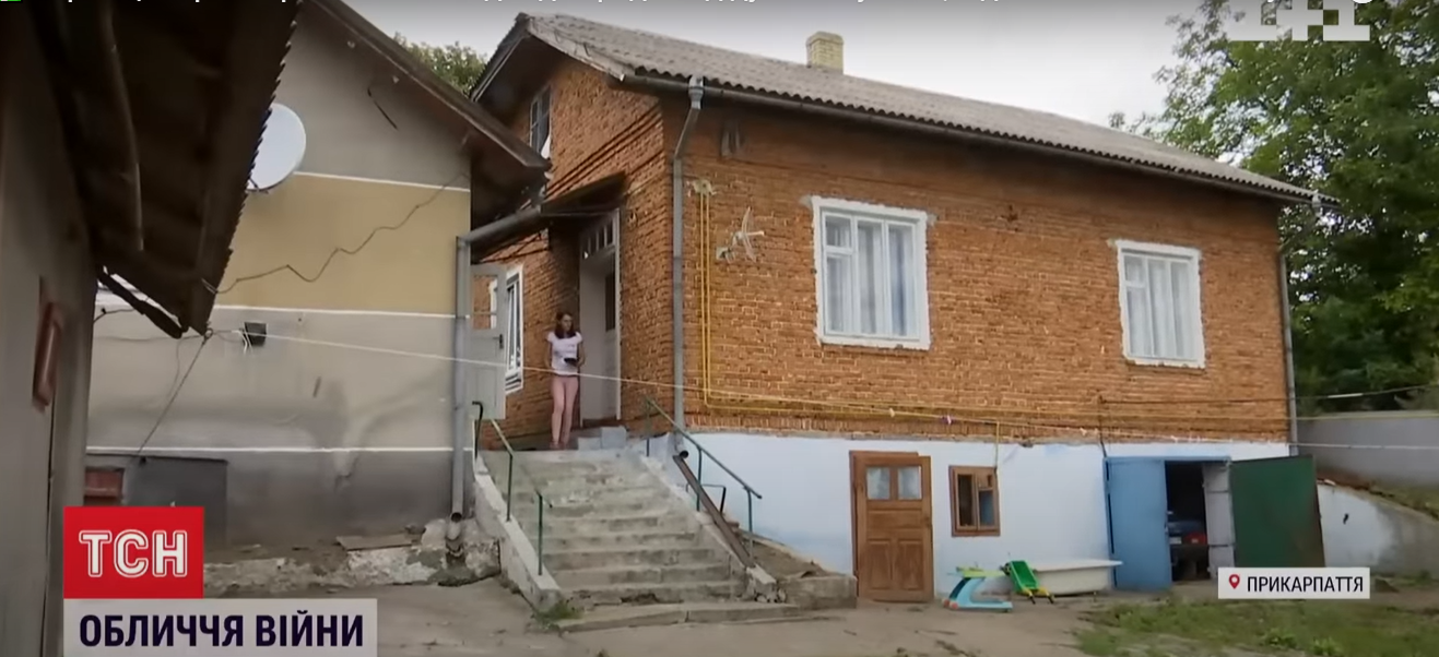 Українці придбали будинок для родини дідуся з онукою, які тікали від війни: відео з ними побачив увесь світ