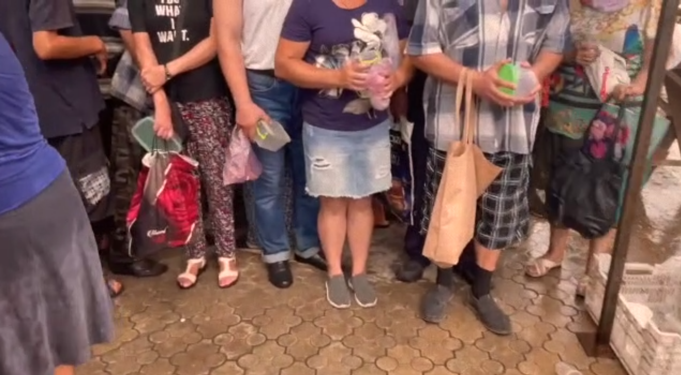 Воду набирают из импровизированных &quot;колодцев&quot;: в Мариуполе люди стоят в огромных очередях за едой