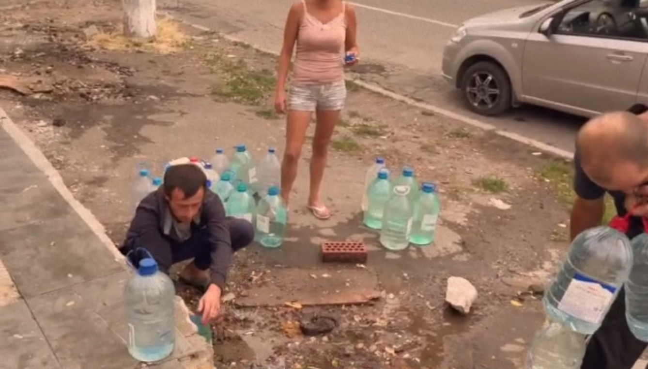 Воду набирают из импровизированных &quot;колодцев&quot;: в Мариуполе люди стоят в огромных очередях за едой