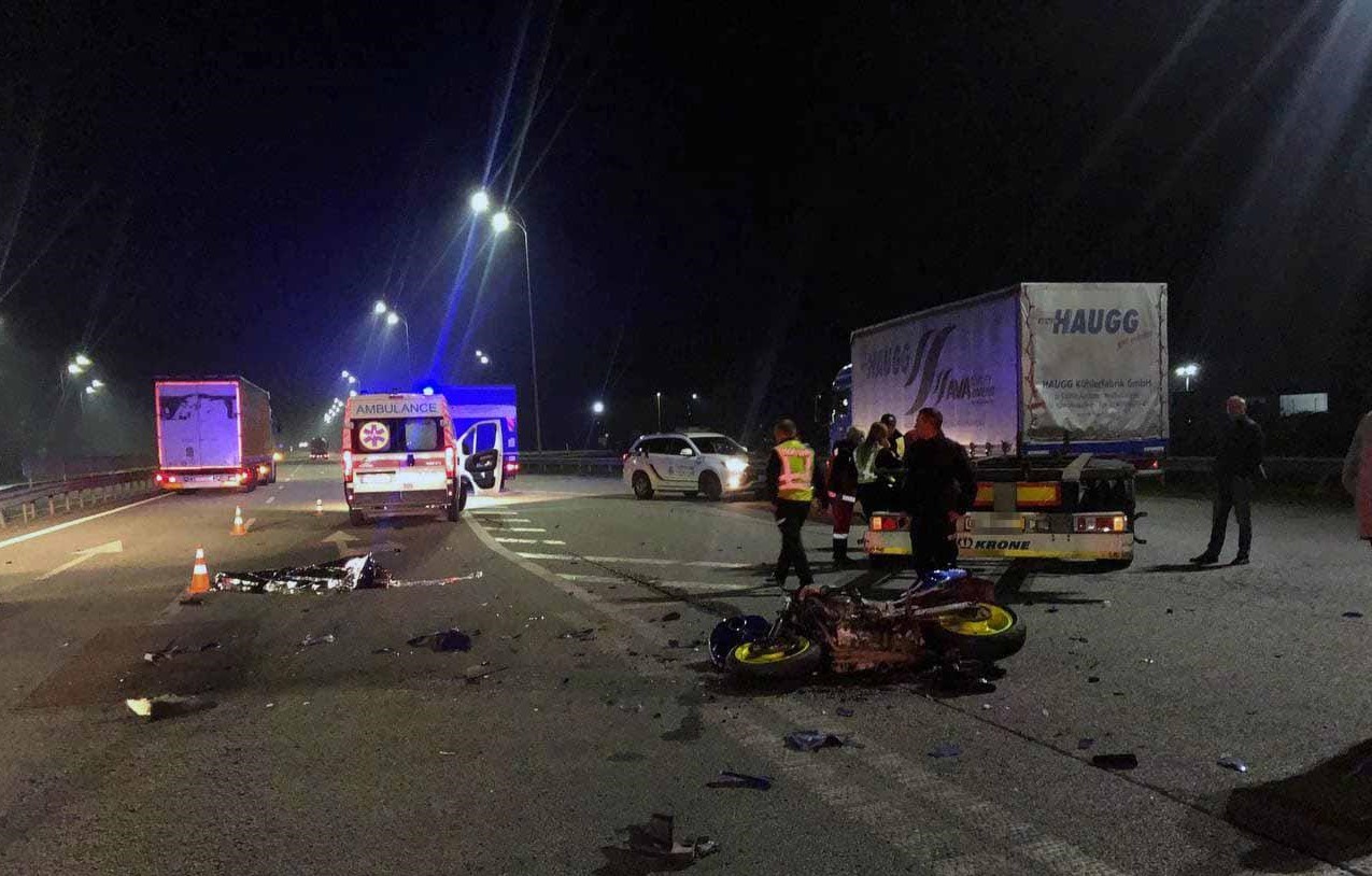 У Рівненській області зіткнулися вантажівка і мотоцикл, є загиблий