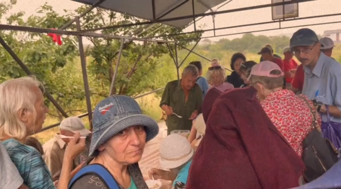 Воду набирают из импровизированных &quot;колодцев&quot;: в Мариуполе люди стоят в огромных очередях за едой