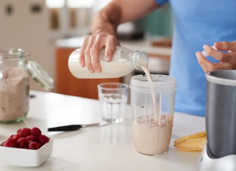 5 найкращих напоїв на сніданок, які спалюють жир на животі