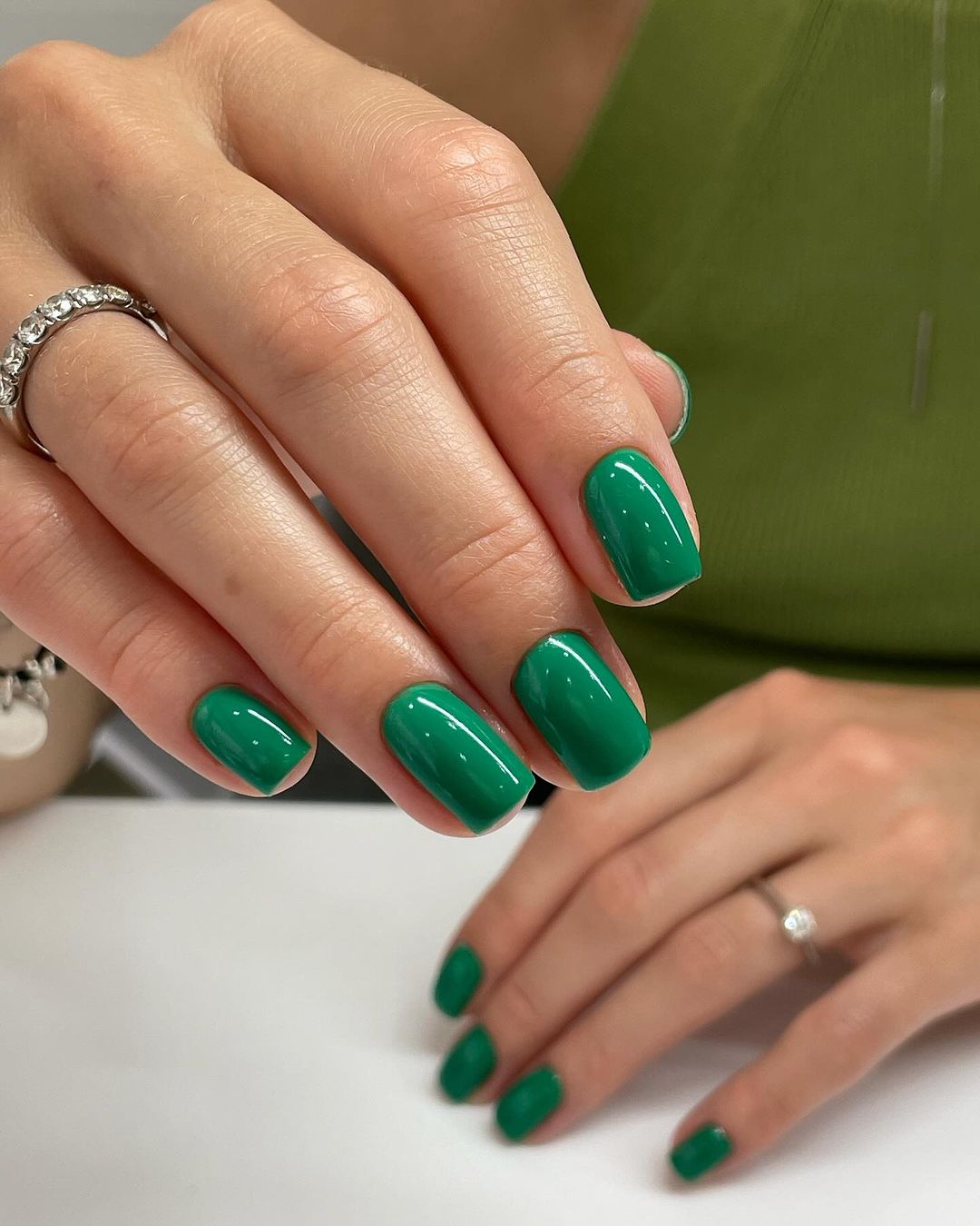 Какой цвет маникюра выбрать на Новый год 2025: счастливый и модный оттенок на праздник