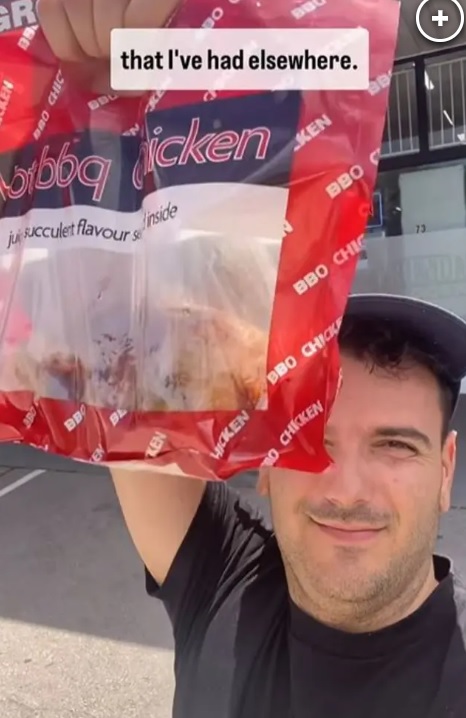 Парень съедает по целой жареной курице в день. Смотрите, что с ним случилось